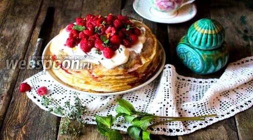 Шведский блинный торт со взбитыми сливками и ягодами