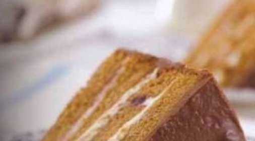 Шоколадный торт со сливочным кремом и сахарной глазурью