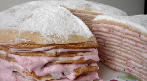 Творожно-клубничный блинный торт