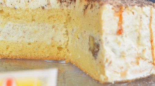 Бисквитный торт с ореховым кремом и бананами