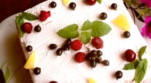 Торт с кусочками фруктов