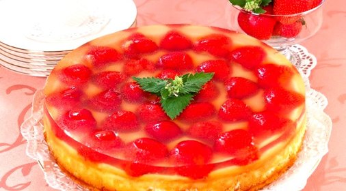 Торт с клубникой, сырным кремом и желе