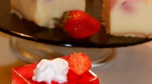 Необычный торт с клубничным желе