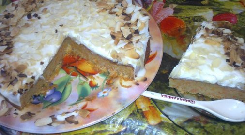 Морковный торт с кремом из филадельфии и миндальными лепестками