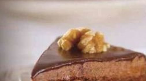 Шоколадный торт с орехами