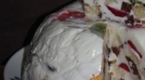 Торт с кусочками бисквита и фруктами