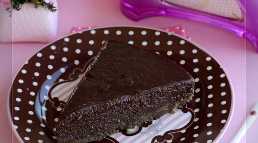 Шоколадный торт с финиками и ореховым кремом без муки и сахара