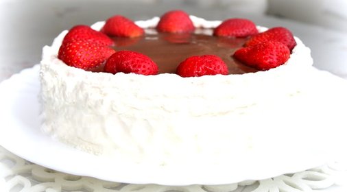 Торт с творожно-клубничным суфле