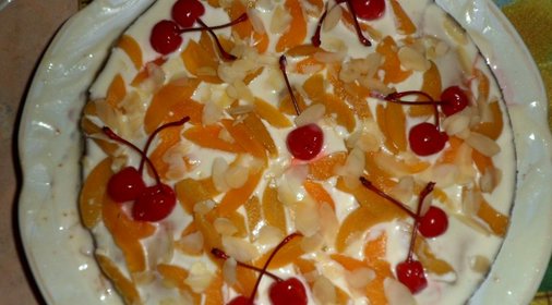 Торт со сметанным кремом и консервированными фруктами