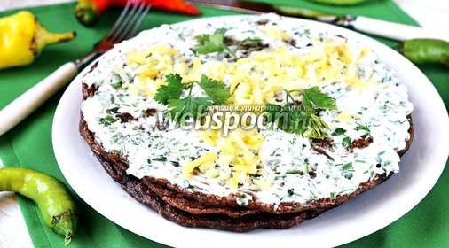 Печёночный торт с кунжутными семечками и зеленью