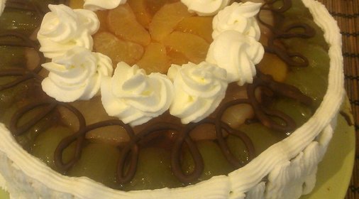 Торт с банановым кремом и фруктами в желе