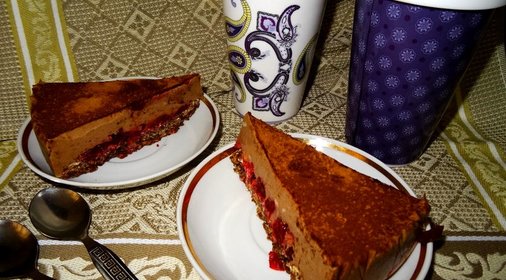 Диетический творожный торт с вишней и кэробом