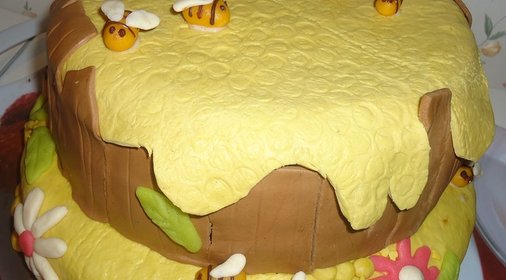 торт Бочка меда со сметанной и клубничной начинкой