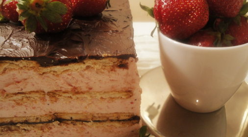 торт-террин с клубничным муссом и шоколадом