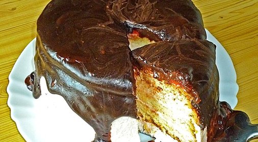 Торт с клубникой под шоколадом