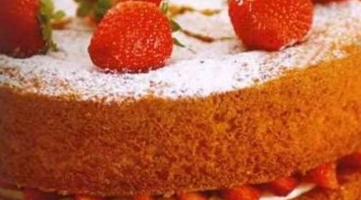 Торт с клубникой и сливочным кремом