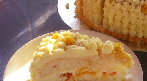 Лимонно-бисквитный торт с творожным кремом и курагой