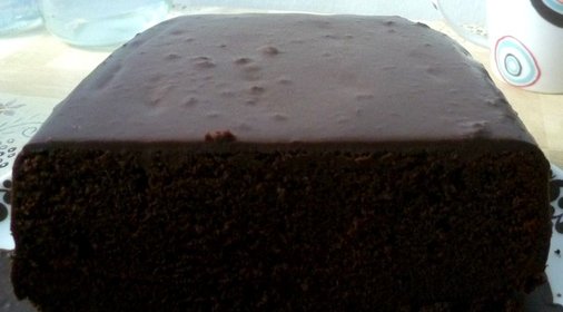 Шоколадный торт в шоколадной глазури