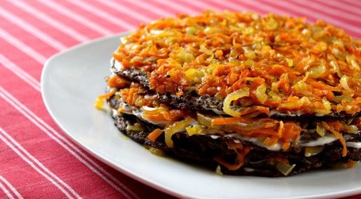 Печеночный торт с морковью и луком