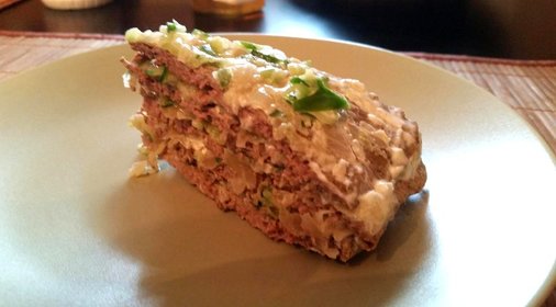 Торт из куриной печени со свежим огурцом и луком