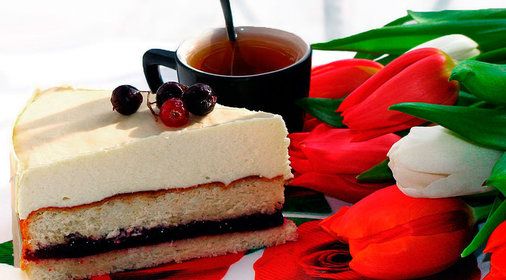 Бисквитный торт с шоколадно-сливочным муссом и черной смородиной Весенний поцелуй