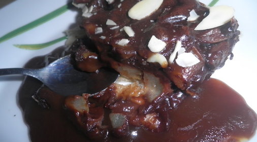 Шоколадный торт с грушами в вине и карамельным бальзамическим соусом