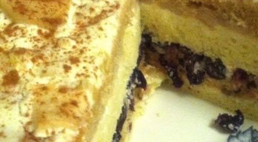 Вкусный торт с фруктами и орехами