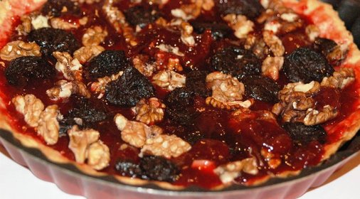 Пирог-торт с черносливом и грецким орехом