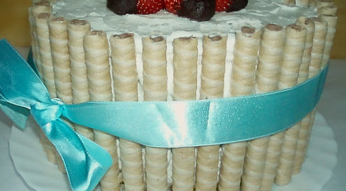 Торт со сливками и клубникой