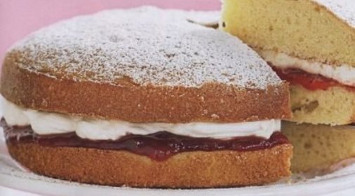 Торт со сливками и клубничным джемом