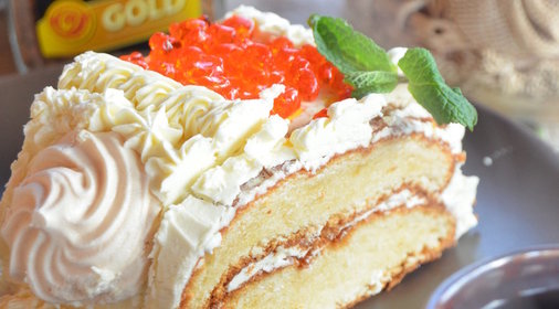 Бисквитный торт с ванильным кремом и красной икрой