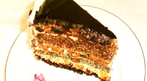 Сметанный торт с маком и сухофруктами