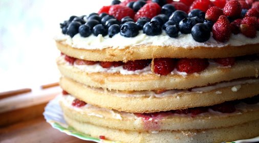 Фруктово-ягодый торт с кремом из маскарпоне