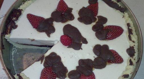 торт клубнично-земляничный