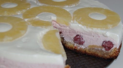 клубничный торт с ананасами