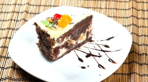 Шоколадный торт с грушами и сливочным кремом