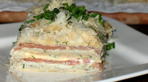 Закусочный торт с копчёной горбушей,кремом из авокадо и рикотты и печенью трески