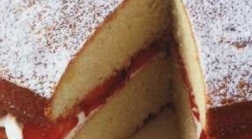 Торт с клубникой и взбитыми сливками