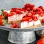 Торт без выпечки с клубникой