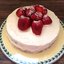 Бисквитный торт с кремом и клубникой
