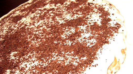 Двухслойный сметанный торт из крекеров с орехами