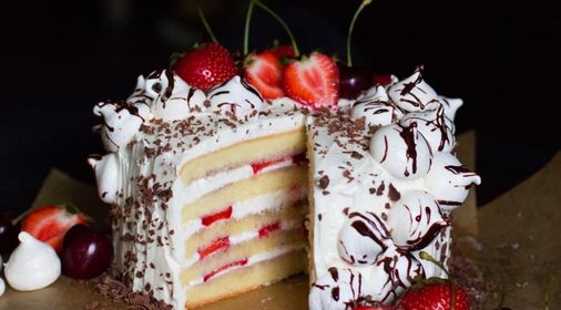 Бисквитный торт с кремом и ягодами