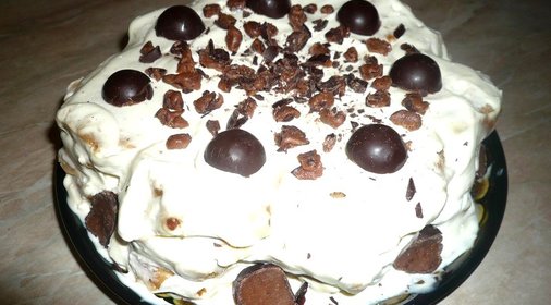 Тортик без выпечки с фруктами и сметанным кремом