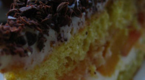 Бисквитный торт с нектаринами и ванильным кремом