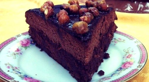 Бисквитный шоколадный торт с карамелизованным фундуком