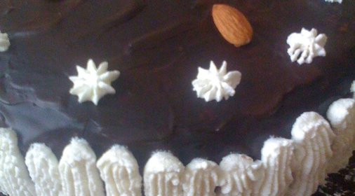 Торт бисквитный с фруктами и творожным кремом