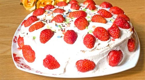 Торт с клубникой и пассифлорой