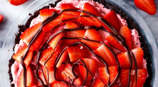 Шоколадно-клубничный торт без выпечки