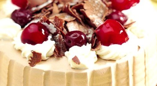 Шоколадный торт со сливками и черешней