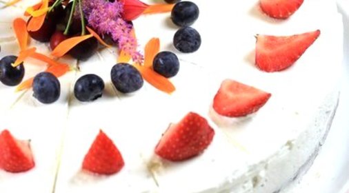 Торт с лесными ягодами и соусом из клубники